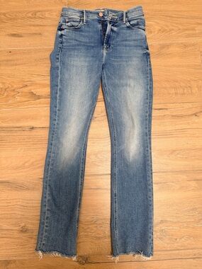 MOTHER The Mid Rise Dazzler Ankle Fray in Rididng The Cliffside.